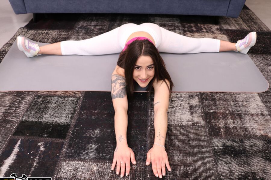 Manea Valentina Fille française à gros cul Anal Yoga interracial