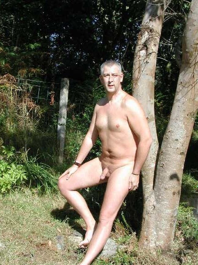 Ian se desnuda al aire libre y camina, copia y difunde.