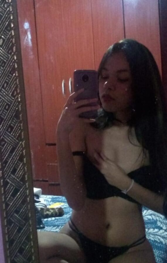 Latina Teen mit dunklen Nippeln, GENIESSEN