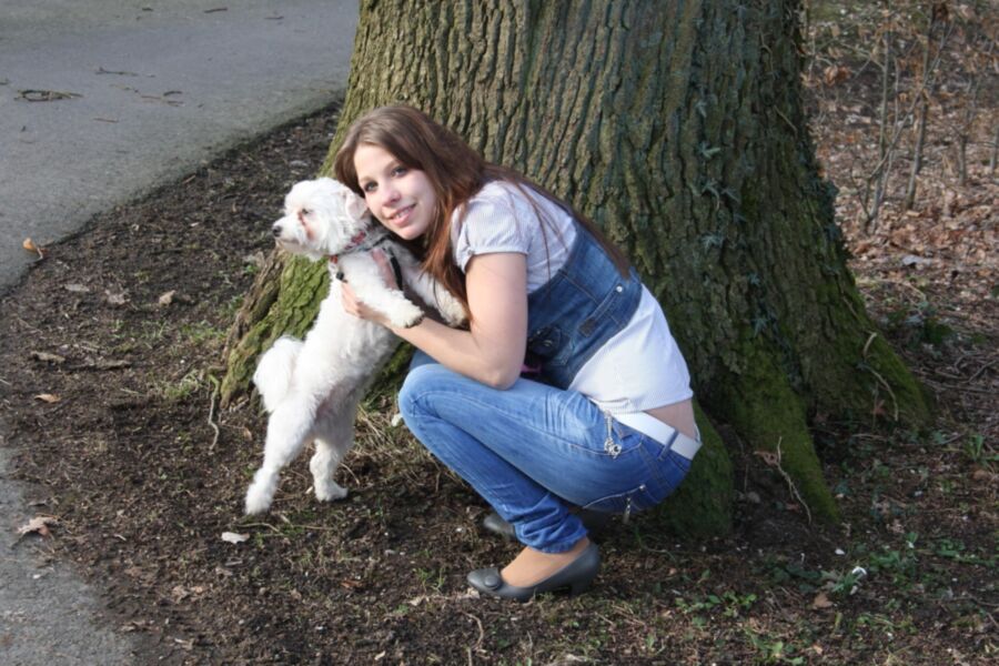 Cindy alias Nicole con perro y en el estudio