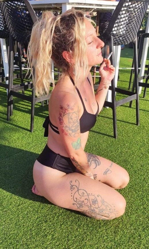 amateur française blonde tatoo commentaire robe/déshabillée