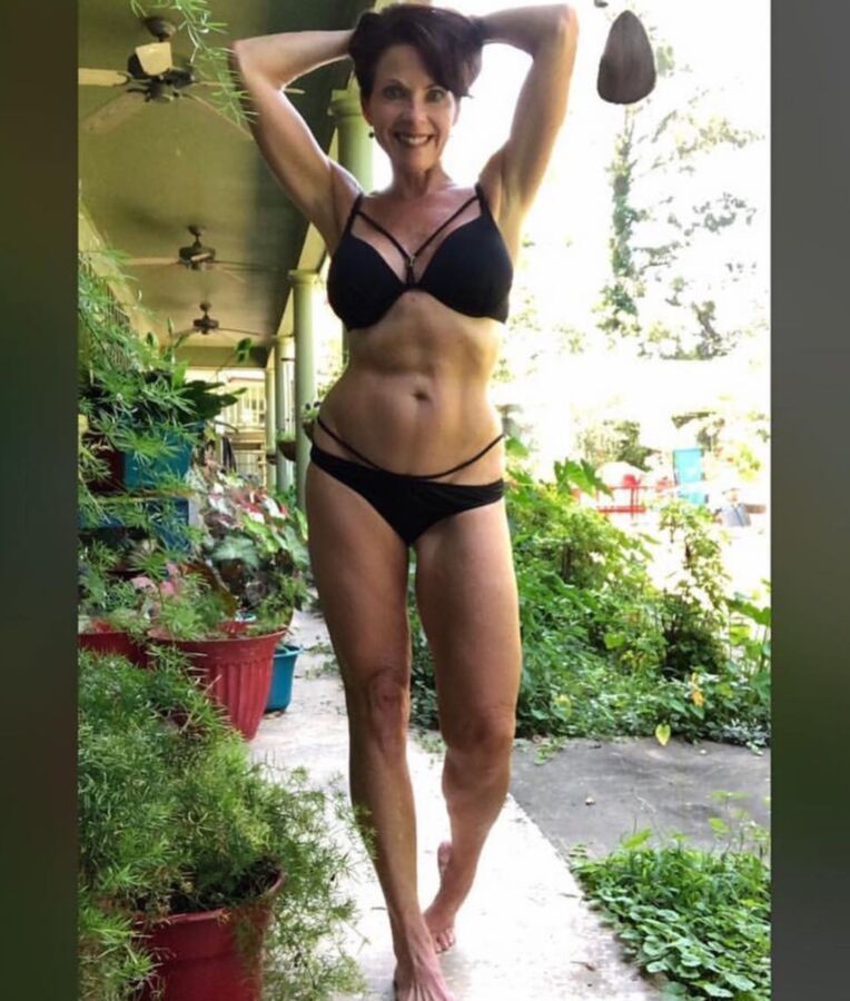 Sacanagem Liberal Madura MILF em um Biquíni .Hot Plus Bikini Body