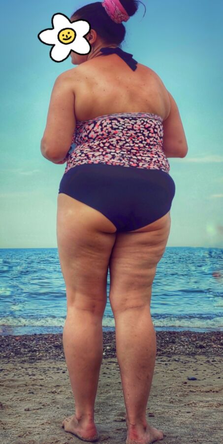 ma femme bien roulée ses gros seins cul énorme sur la plage