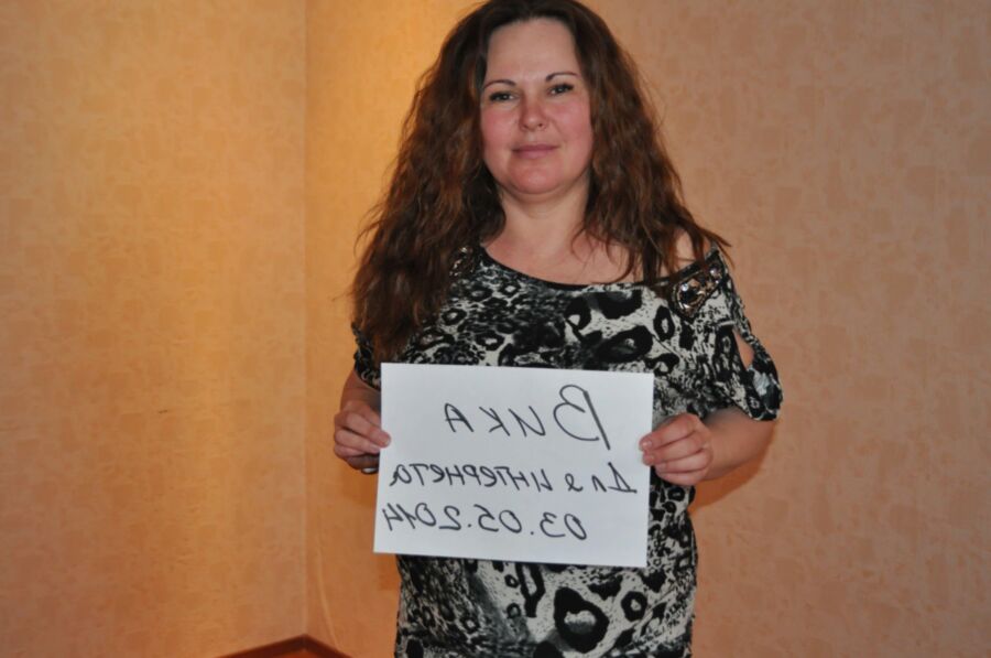 Old fat russian prostitute Vika holding proof shot sign