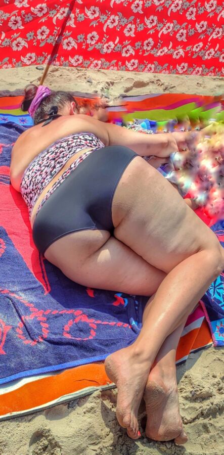 ma femme bien roulée ses gros seins cul énorme sur la plage