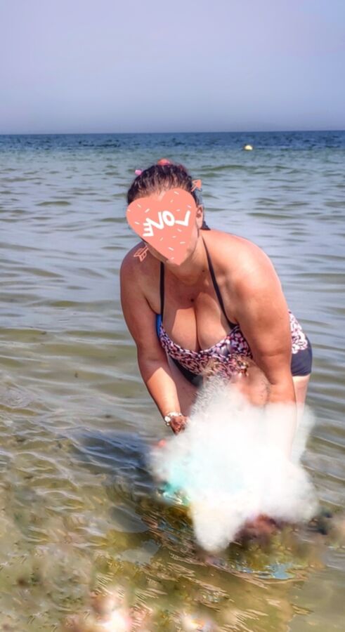 ma femme bien roulée ses gros seins cul énorme sur la plage