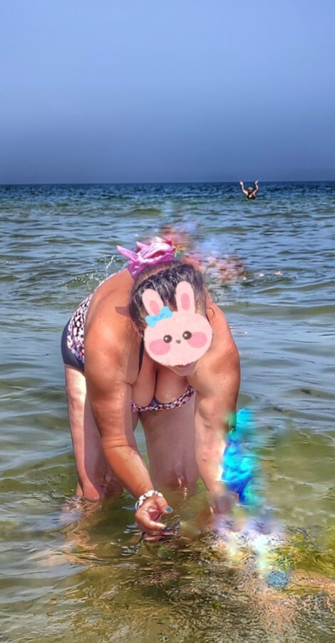 ma femme bien roulée ses gros seins cul énorme sur la plage