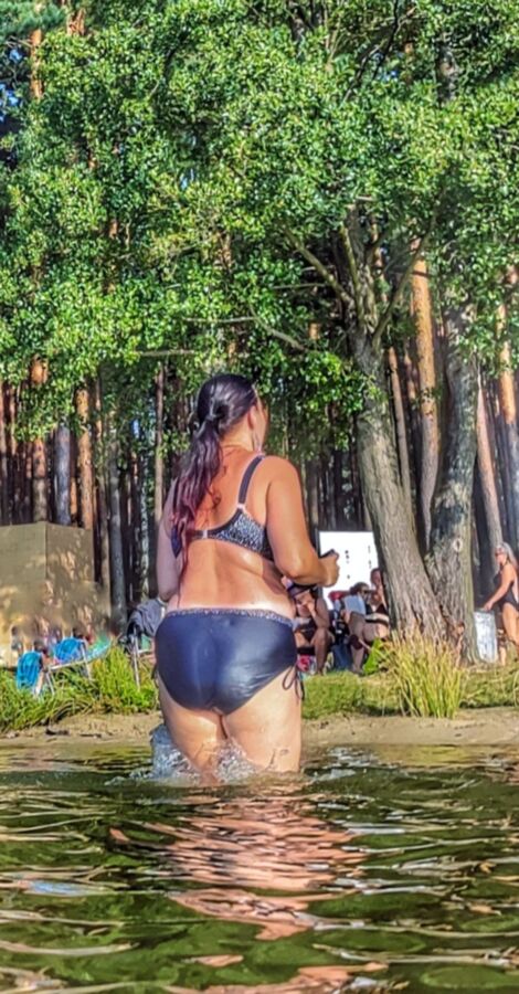 ma femme bien roulée ses gros seins cul énorme sur la plage