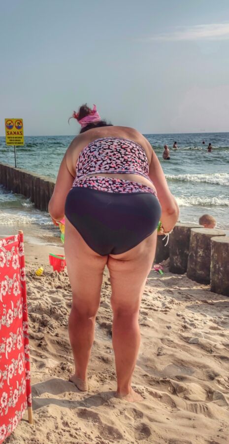 ma femme bien roulée ses gros seins cul énorme sur la plage