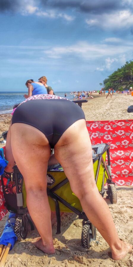 ma femme bien roulée ses gros seins cul énorme sur la plage