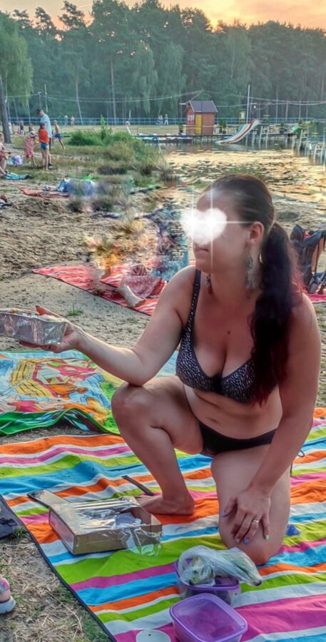 ma femme bien roulée ses gros seins cul énorme sur la plage