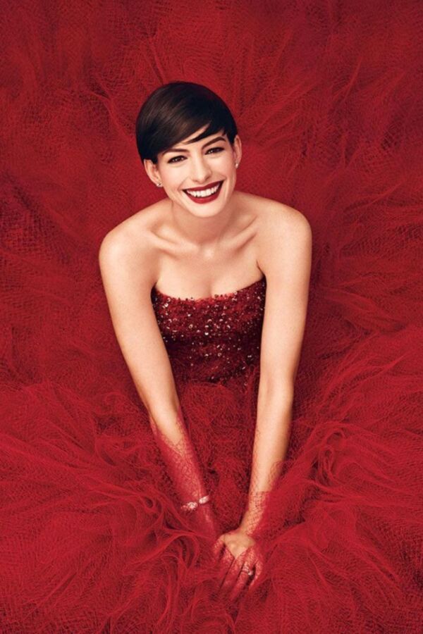 Celeb&#;s: Anne Hathaway