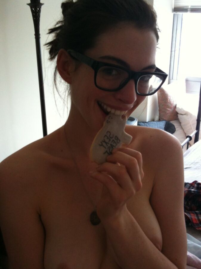 Celeb&#;s: Anne Hathaway