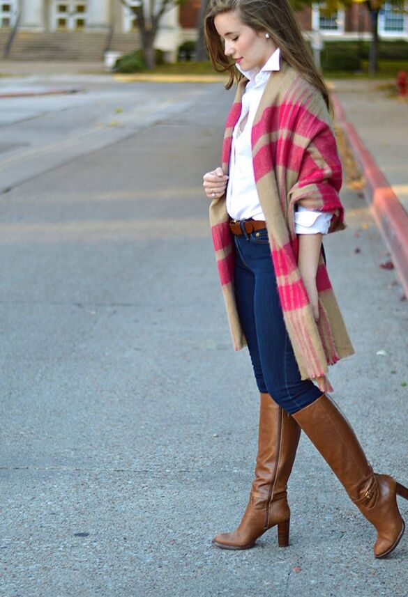 Chica universitaria americana de sangre roja con botas