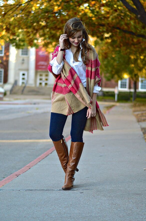 Chica universitaria americana de sangre roja con botas