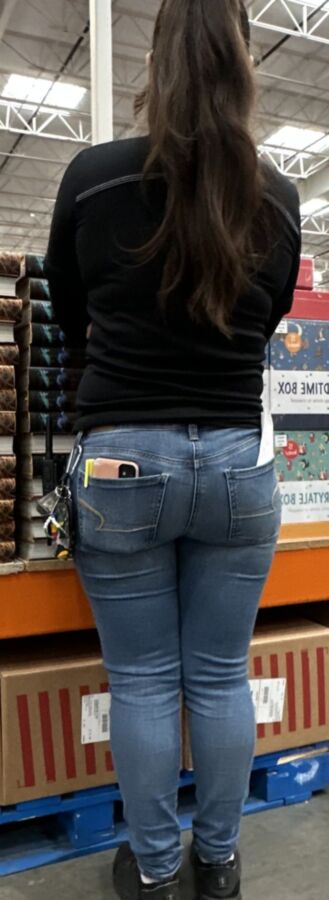 Avistamientos de empleados de Costco - MILF latina con gran culo