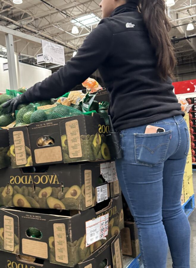 Avistamientos de empleados de Costco - MILF latina con gran culo