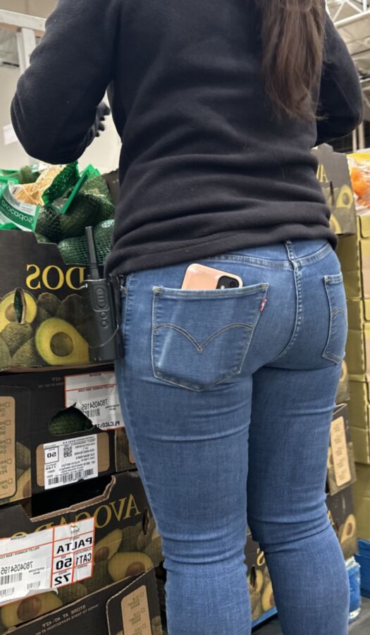 Observations d'employés de Costco - MILF latina avec un beau cul