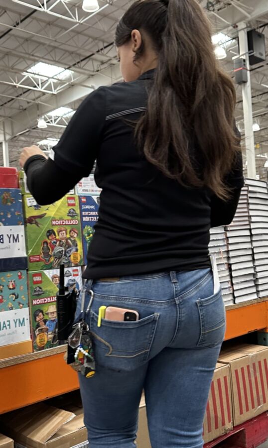 Avistamientos de empleados de Costco - MILF latina con gran culo