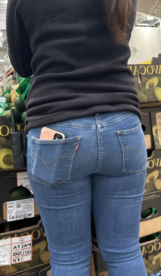 Avistamientos de empleados de Costco - MILF latina con gran culo