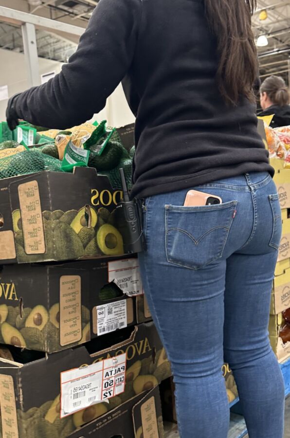 Observations d'employés de Costco - MILF latina avec un beau cul