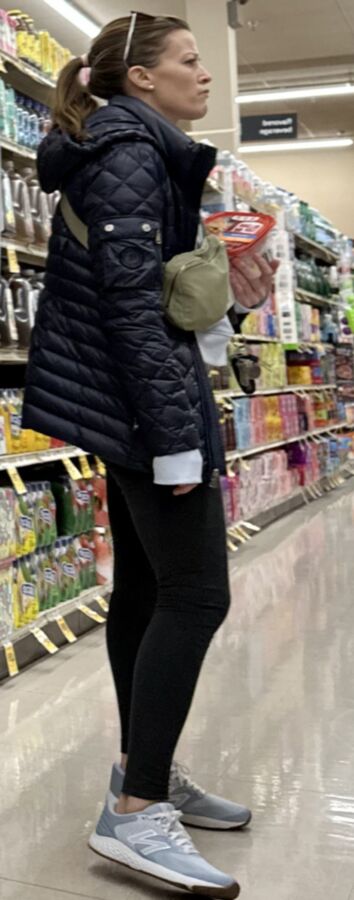 Grocery Sighting - MILF Figuring it Out & Pregnant Lady Walks By