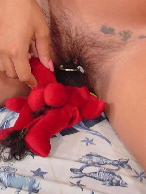 Mexicana embarazada jugando con peluches