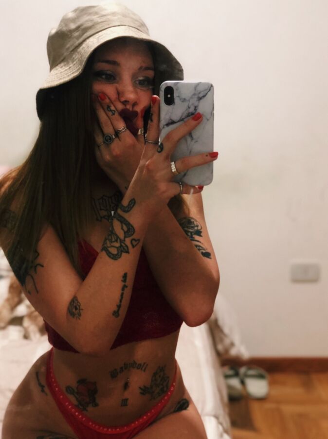 .. Tatouée Hot Selfie Latina Girl Nue Et Se Masturbe