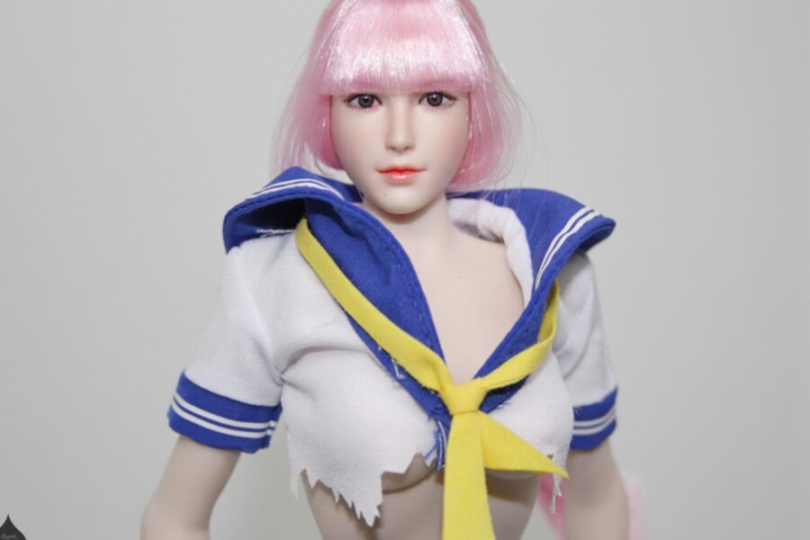 Muñeca Itsuki en uniforme roto