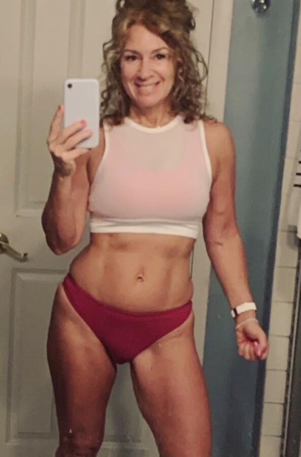 Linda : Fit MILF with Incredible Abs and Cute, Bikinis and Hot