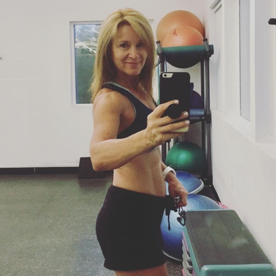 Linda : Fit MILF with Incredible Abs and Cute, Bikinis and Hot