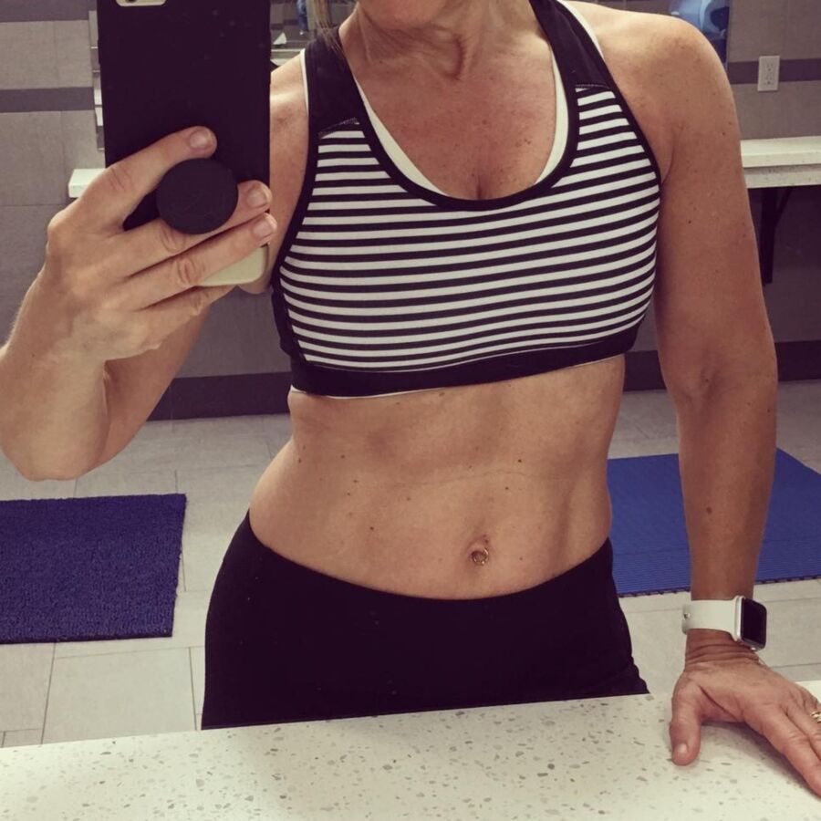 Linda : Fit MILF with Incredible Abs and Cute, Bikinis and Hot