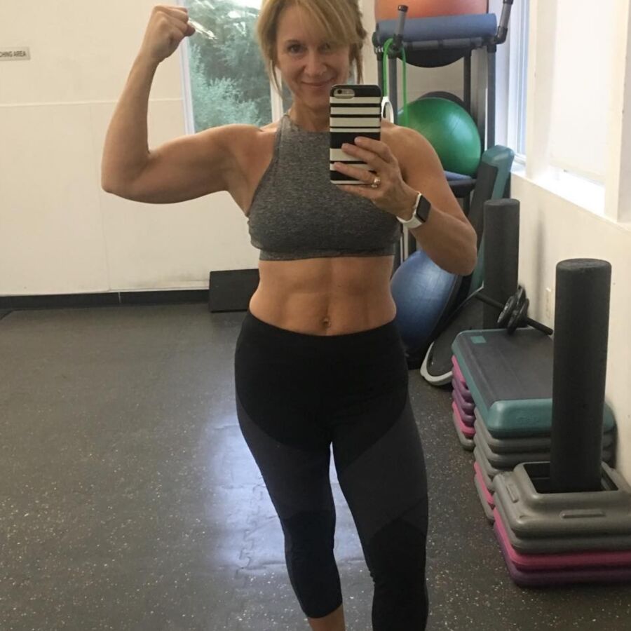 Linda : Fit MILF with Incredible Abs and Cute, Bikinis and Hot