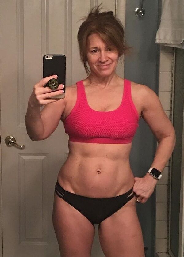 Linda : Fit MILF with Incredible Abs and Cute, Bikinis and Hot