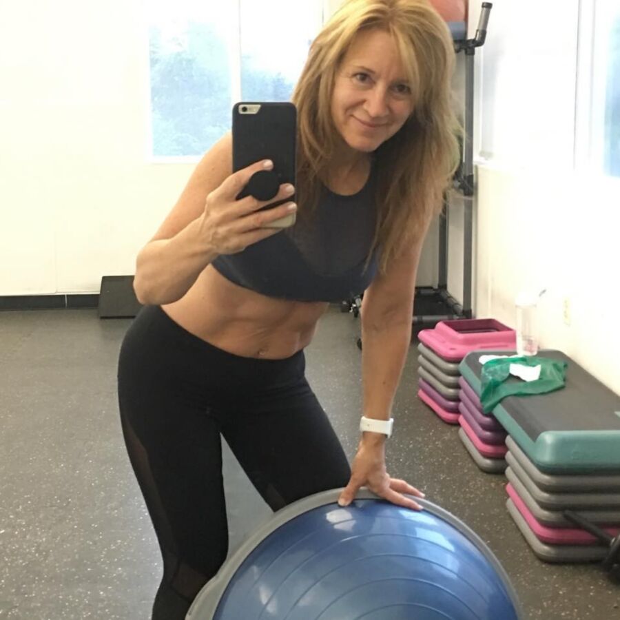 Linda : Fit MILF with Incredible Abs and Cute, Bikinis and Hot