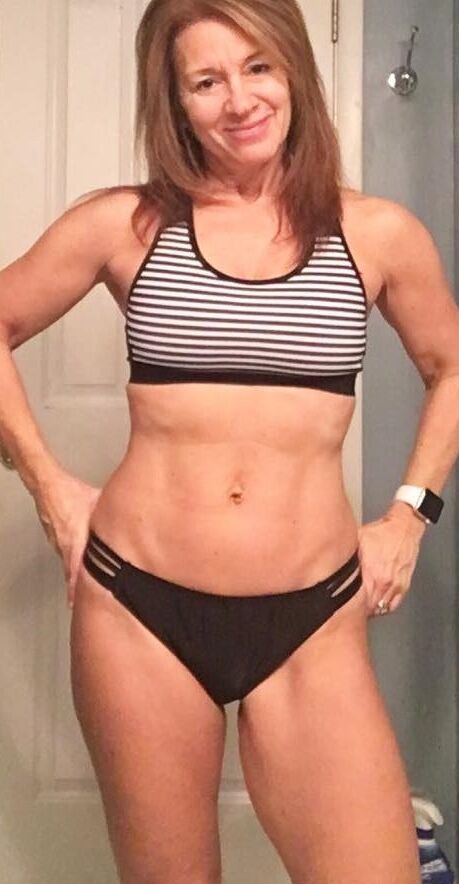 Linda : Fit MILF with Incredible Abs and Cute, Bikinis and Hot