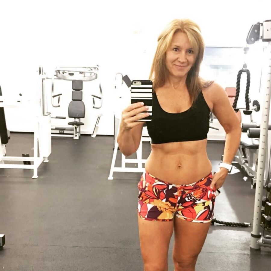 Linda : Fit MILF with Incredible Abs and Cute, Bikinis and Hot