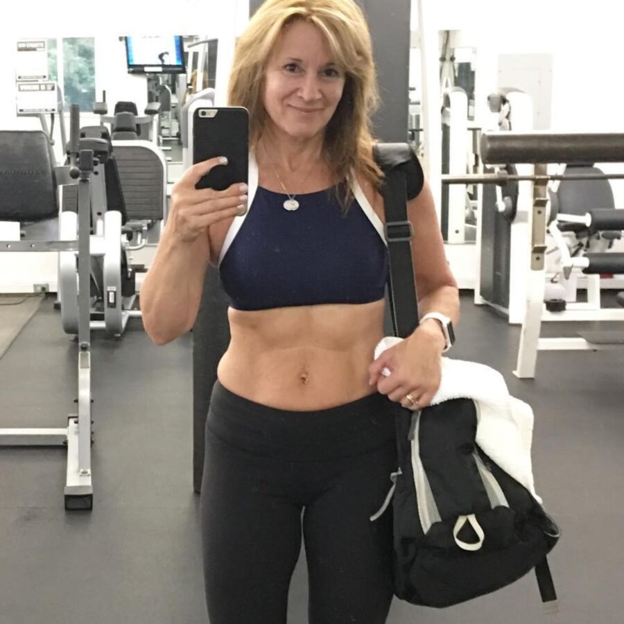 Linda : Fit MILF with Incredible Abs and Cute, Bikinis and Hot