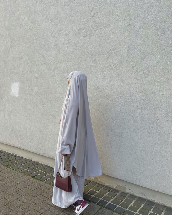 Überlegene Hijabi-Göttin Hella