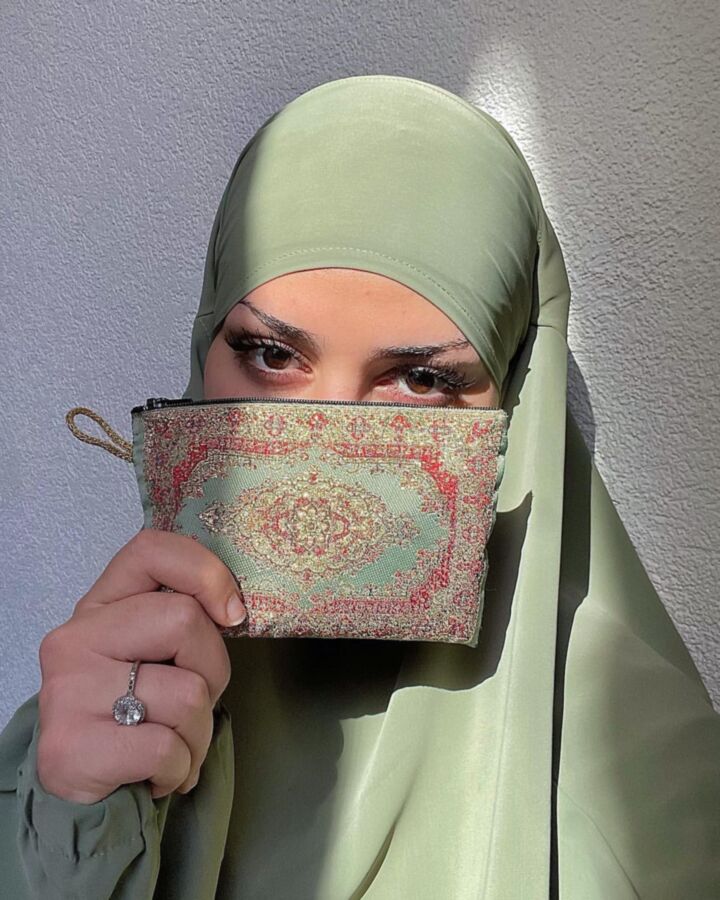 Überlegene Hijabi-Göttin Hella