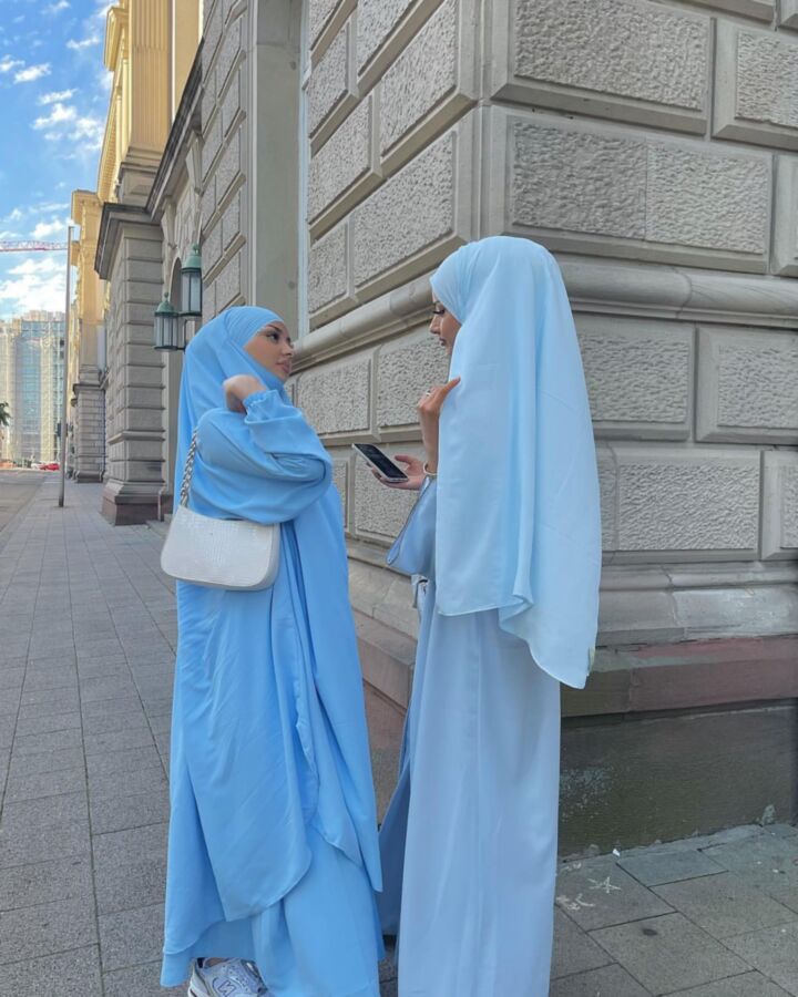 Überlegene Hijabi-Göttin Hella