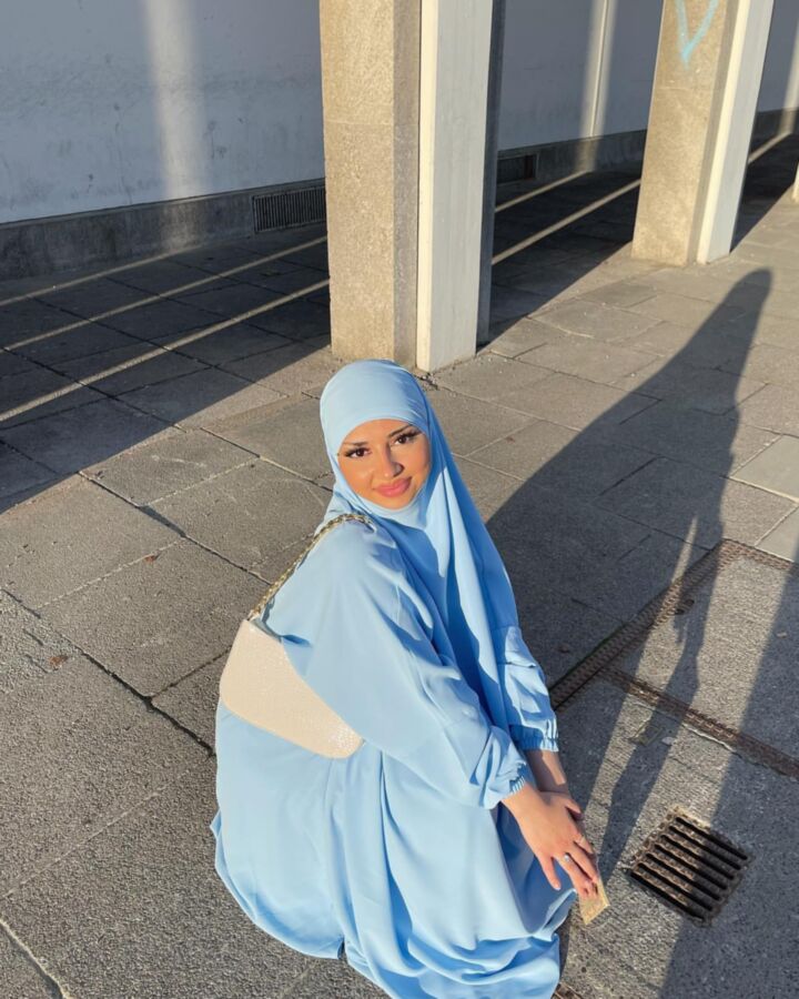 Überlegene Hijabi-Göttin Hella