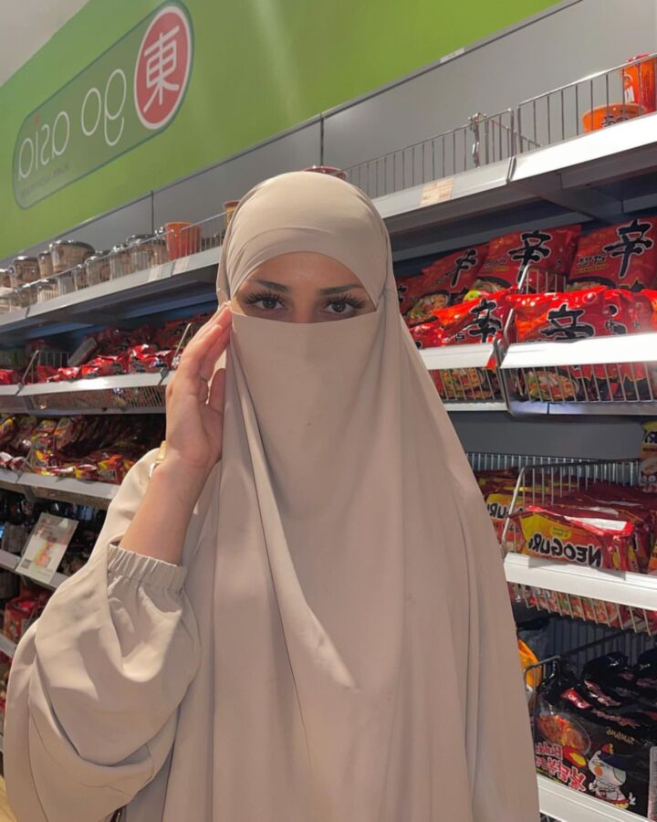 Überlegene Hijabi-Göttin Hella