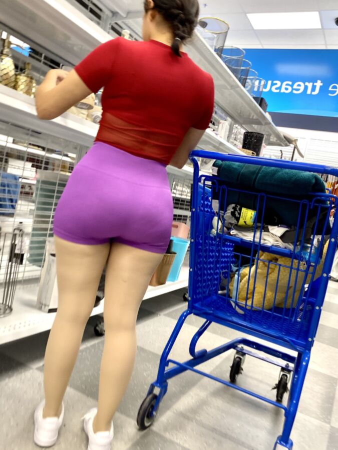 THICC Latina culo en pantalones cortos morados