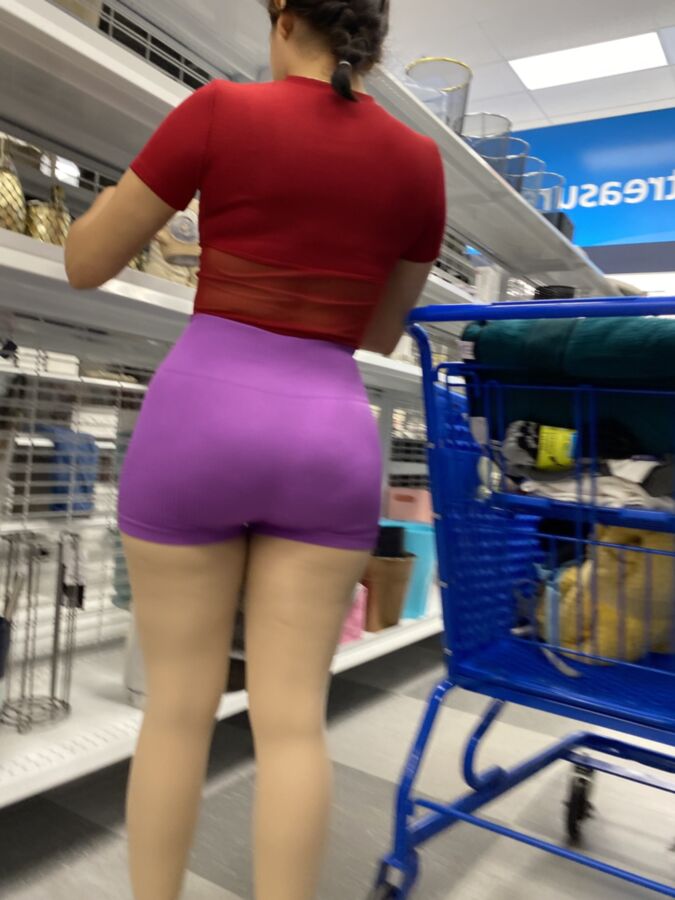 THICC Latina culo en pantalones cortos morados