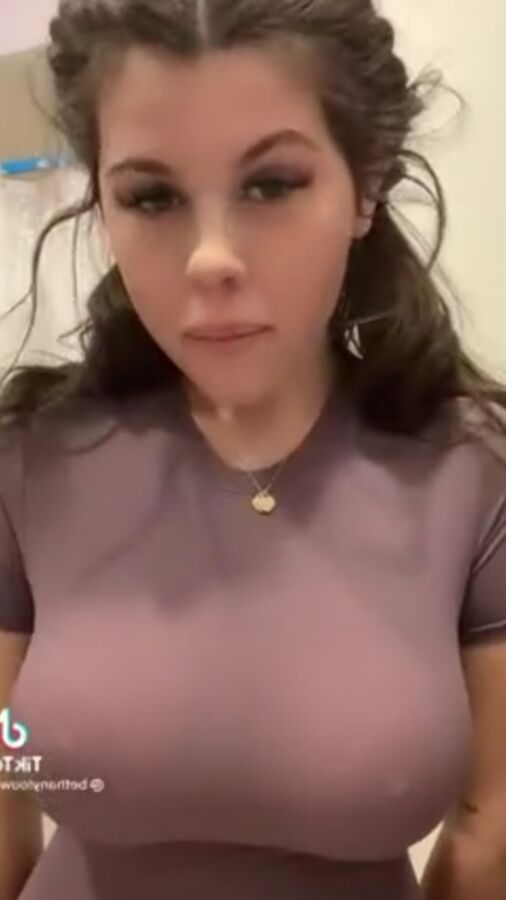 Morena mostrando grandes tetas