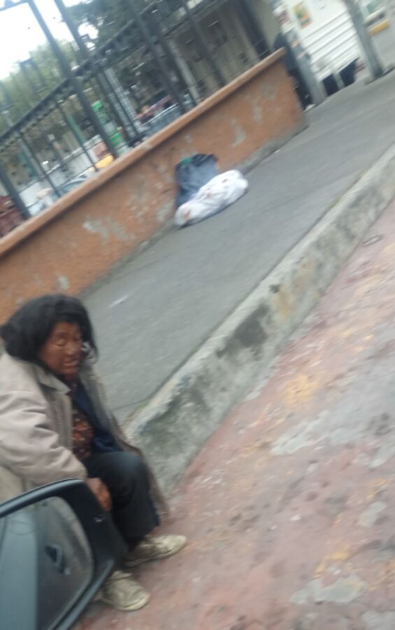 Homeless Raquel muestra sus tetas sucias