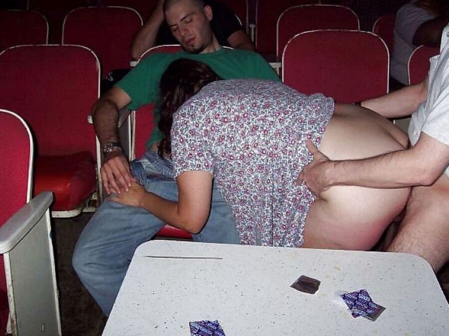 Mi marido lleva a su hotwife a los cines para adultos.