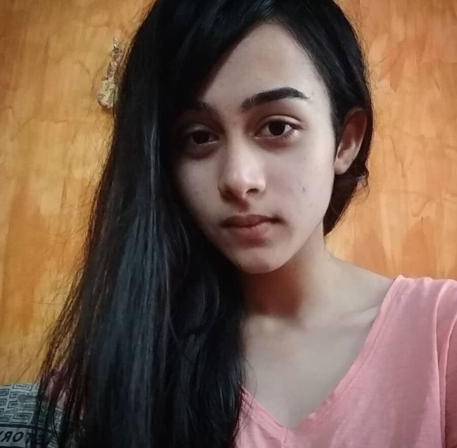 petite adolescente indienne aux gros seins