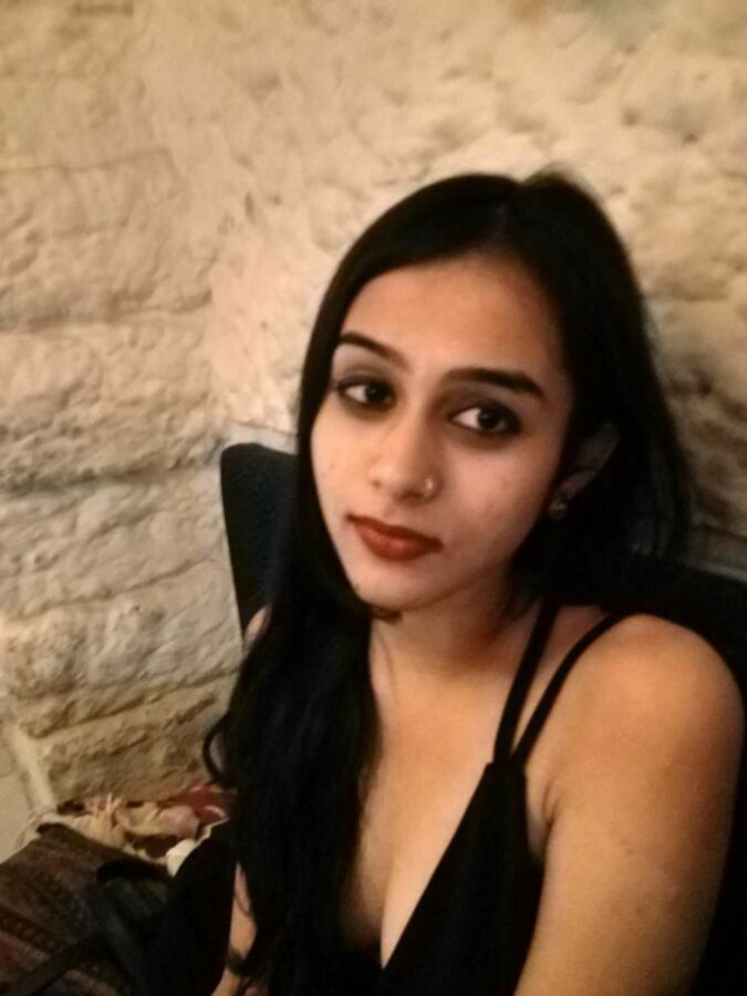 petite adolescente indienne aux gros seins